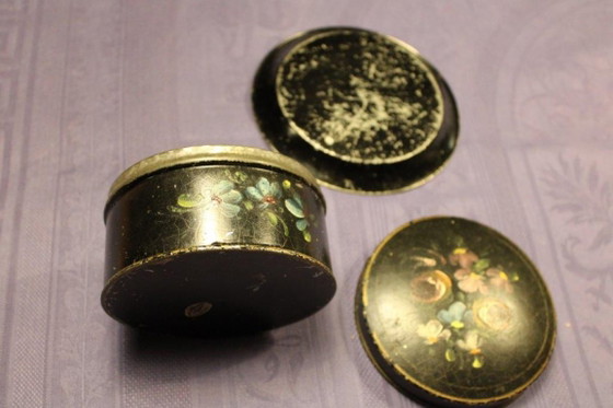 Round box with floral motif, black, Decorative Objects, Metal, Vintage (photo 7 of 10)