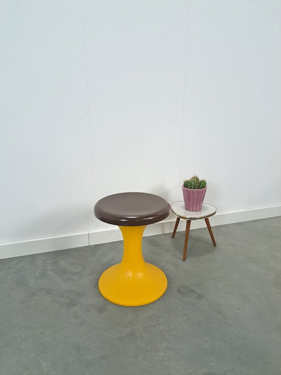 Image 1 of Sgabello in plastica Space Age marrone con giallo n. 3