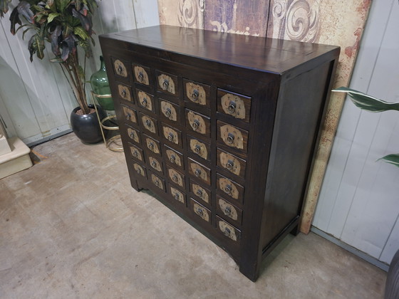 Image 1 of Antike chinesische Kommode, Apothekerschrank, Aktenschrank, Maße 105 x 42 cm und 100 cm hoch.