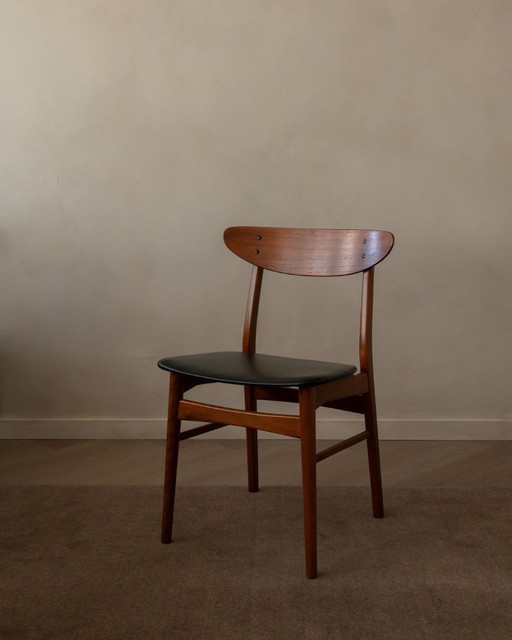 Ensemble de 6 chaises de salle à manger danoises vintage du milieu du XXe siècle · Teck et Skai noir