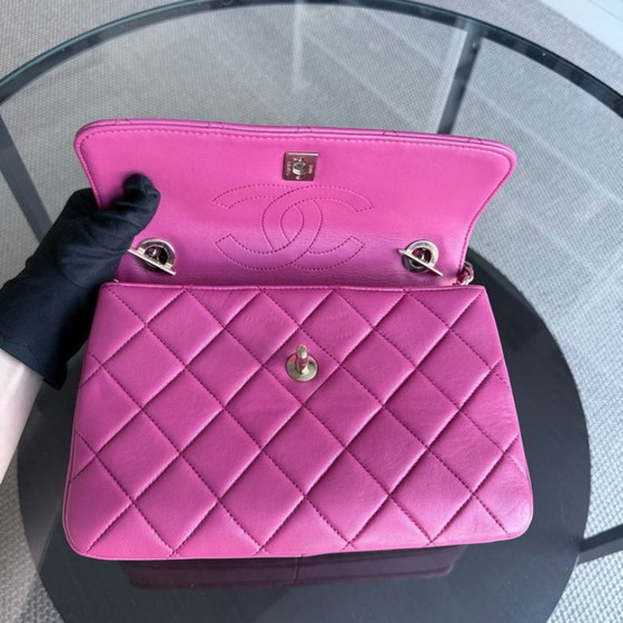 Image 1 of Borsa Chanel Trendy CC piccola - Pelle di agnello trapuntata rosa acceso con finiture dorate, serie 26