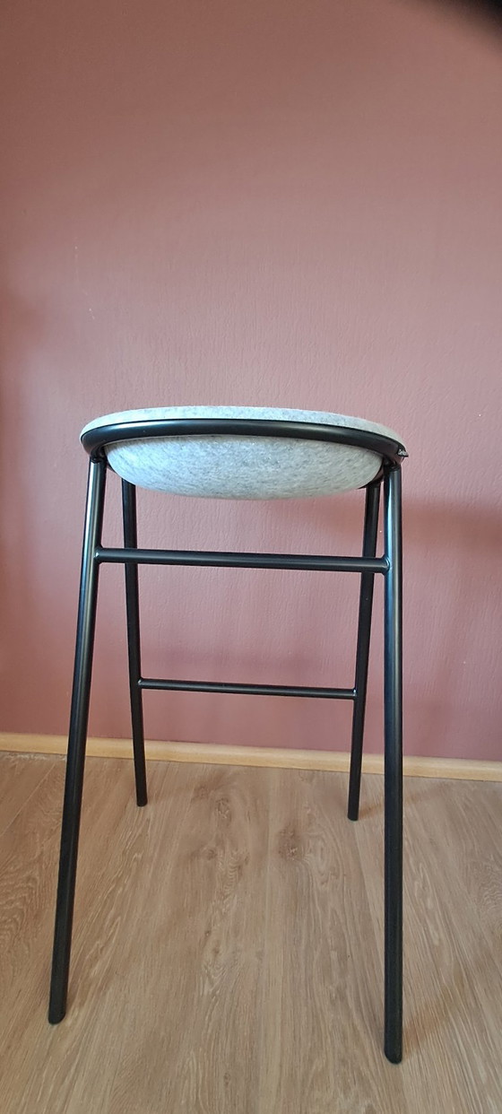 4 x De Vorm LJ 3 Barhocker aus PET-Filz mit schwarzem Stahlrahmen – Other, Metal (photo 11 of 16)