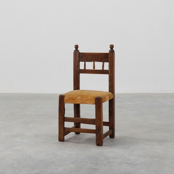 Image 1 of Sedia laterale spagnola in rovere intagliata a mano del XIX secolo con seduta in velluto