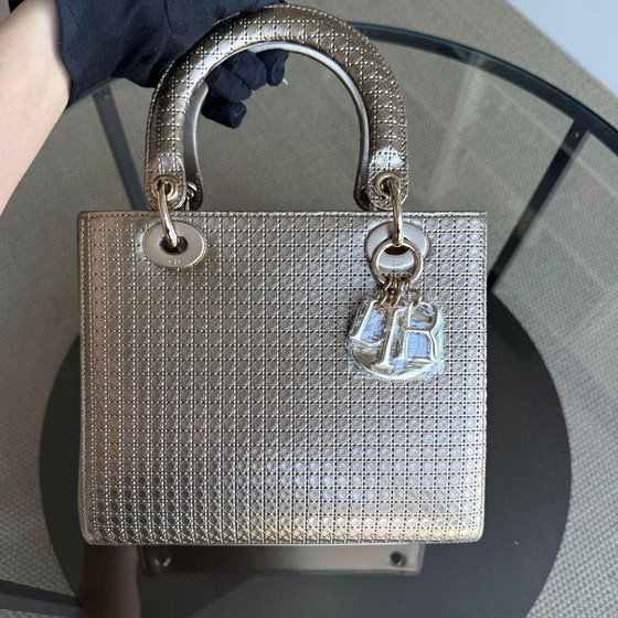 Image 1 of DIOR LADY MEDIUM - MICRO-CANNAGE METALLIC GOUDEN BESLAG