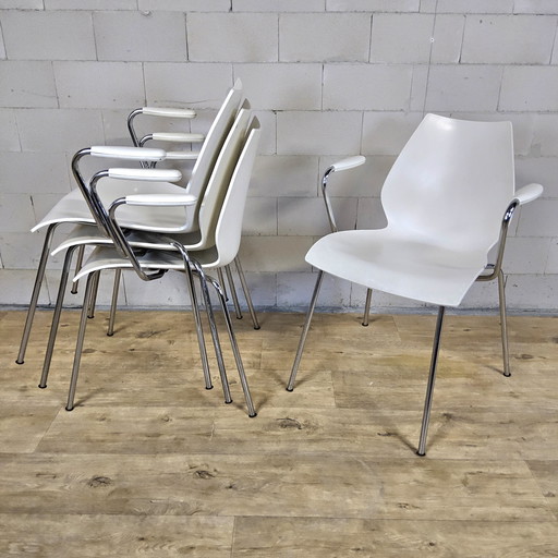 Set of 4 white Maui chairs from Kartell (Italian design) with armrests (stackable)