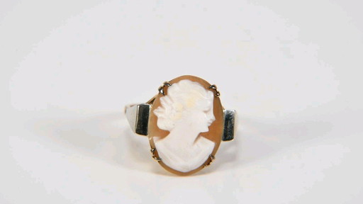 Beautiful 375 9kt gold ring with shell cameo