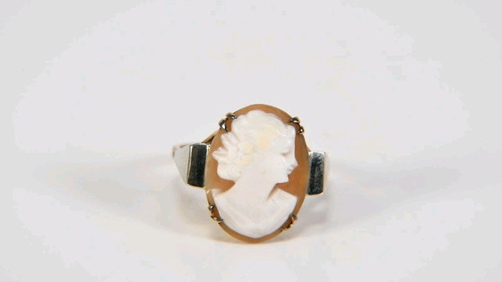 Image 1 of Beautiful 375 9kt gold ring with shell cameo