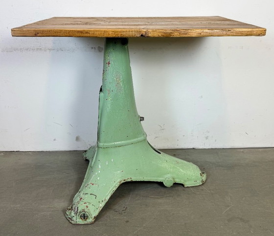 Image 1 of Mesa industrial verde de hierro fundido, década de 1960