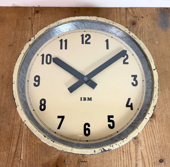 Image 1 of Reloj de pared industrial color beige de IBM, década de 1950.