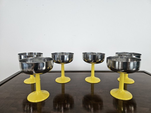 Ocho vasos de helado vintage de plástico y metal.