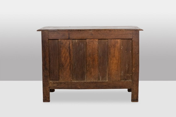 Parijse commode met 5 laden, van massief walnotenhout, uit de Lodewijk XIV-periode. – H.E., Ladekasten, Wood (photo 5 of 11)