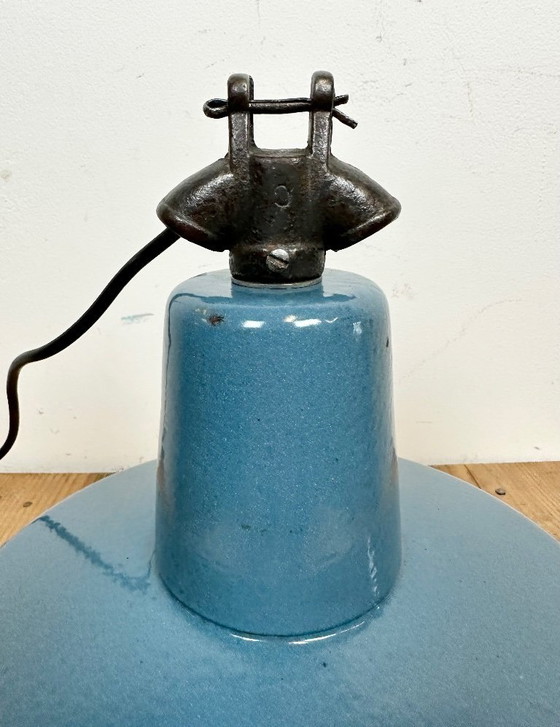 Image 1 of Industrielle Fabriklampe aus blauem Emaille mit gusseisernem Aufsatz, 1960er Jahre