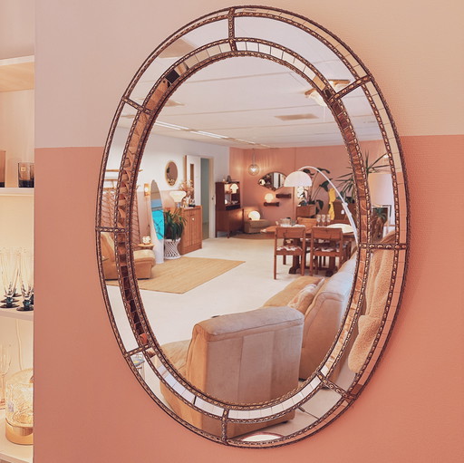 Miroir italien ovale en laiton décoré