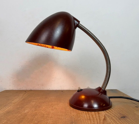 Image 1 of Lampe de table vintage en bakélite brune à col de cygne, années 1950