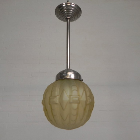 Image 1 of Lampada a sospensione Art Déco con sfera di vetro e raffinata decorazione geometrica, anni '30
