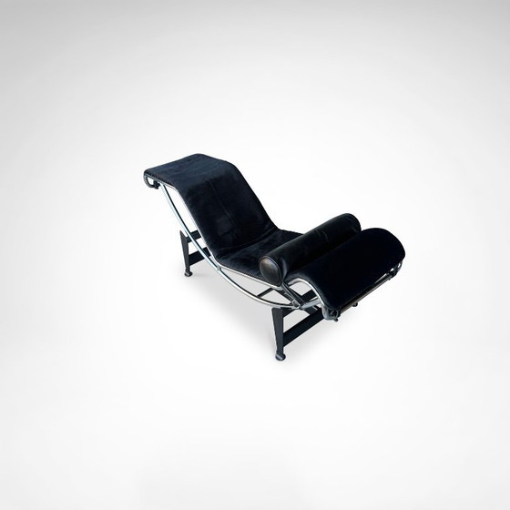 Image 1 of Chaise longue double LC4 en peau de poney, conçue par Le Corbusier pour Cassina dans les années 1990.