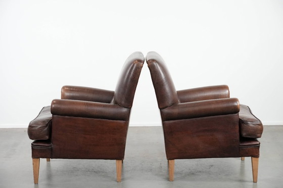 Image 1 of 2 x Charakteristischer Schaffellsessel in einer schönen, tiefen Farbe