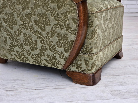 Image 1 of 1960er Jahre, Dänischer Sessel, grüner Möbelvelours, massives Eichenholz.