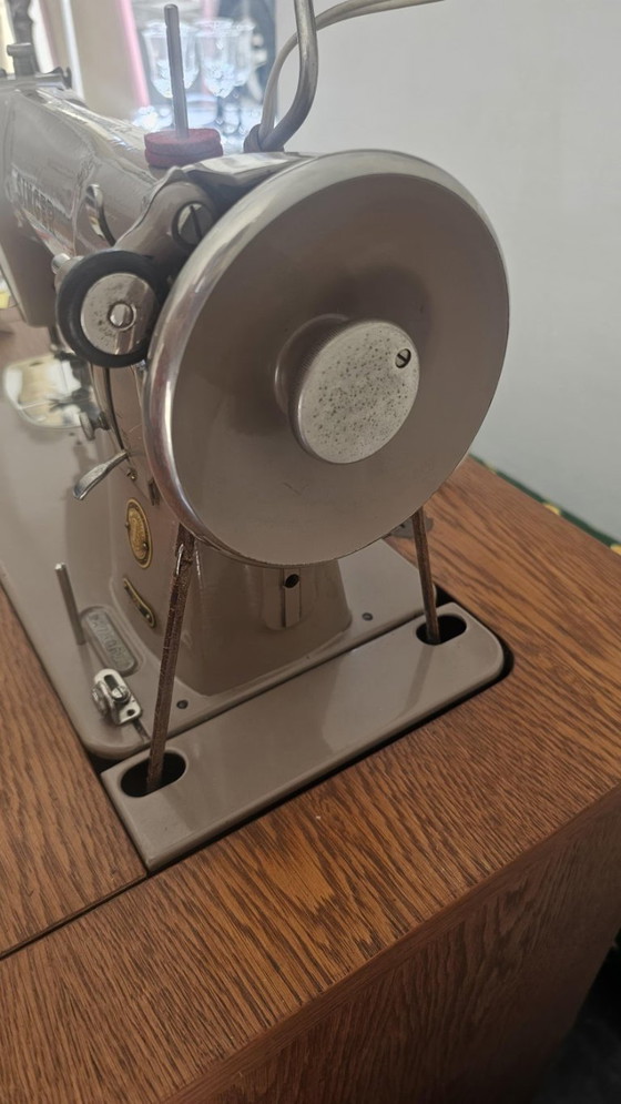 Machine À Coudre Singer De 1956 Avec Meuble En Bois Et Pédalier D’origine – Vintage Mid-Century – Commodes (photo 4 of 11)