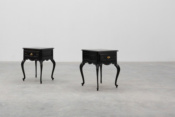 Image 1 of Coppia di comodini in stile Luigi XV in rovere laccato nero, Francia, anni '50