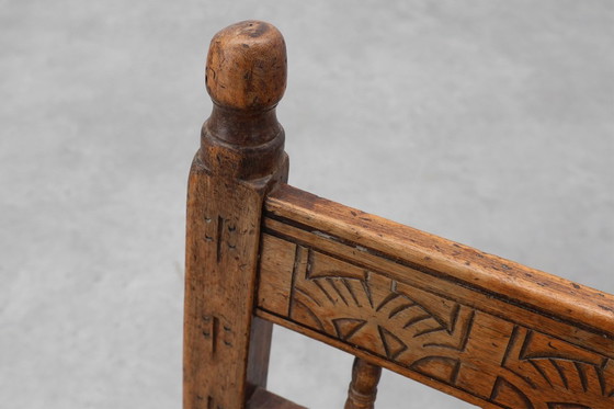 Image 1 of Sedia laterale spagnola in rovere intagliata a mano del XIX secolo con seduta in velluto