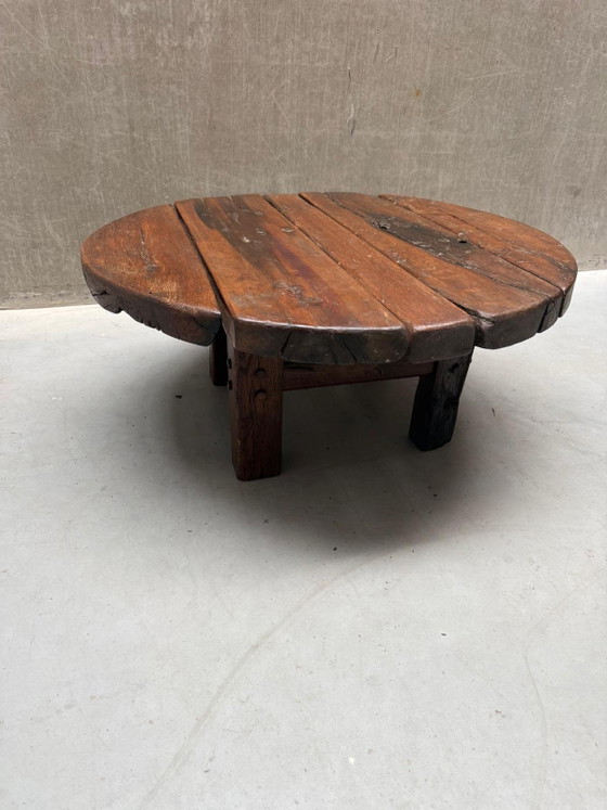 Brutalist Wabi-Sabi ronde eiken salontafel '60 – Wood (photo 8 of 14)