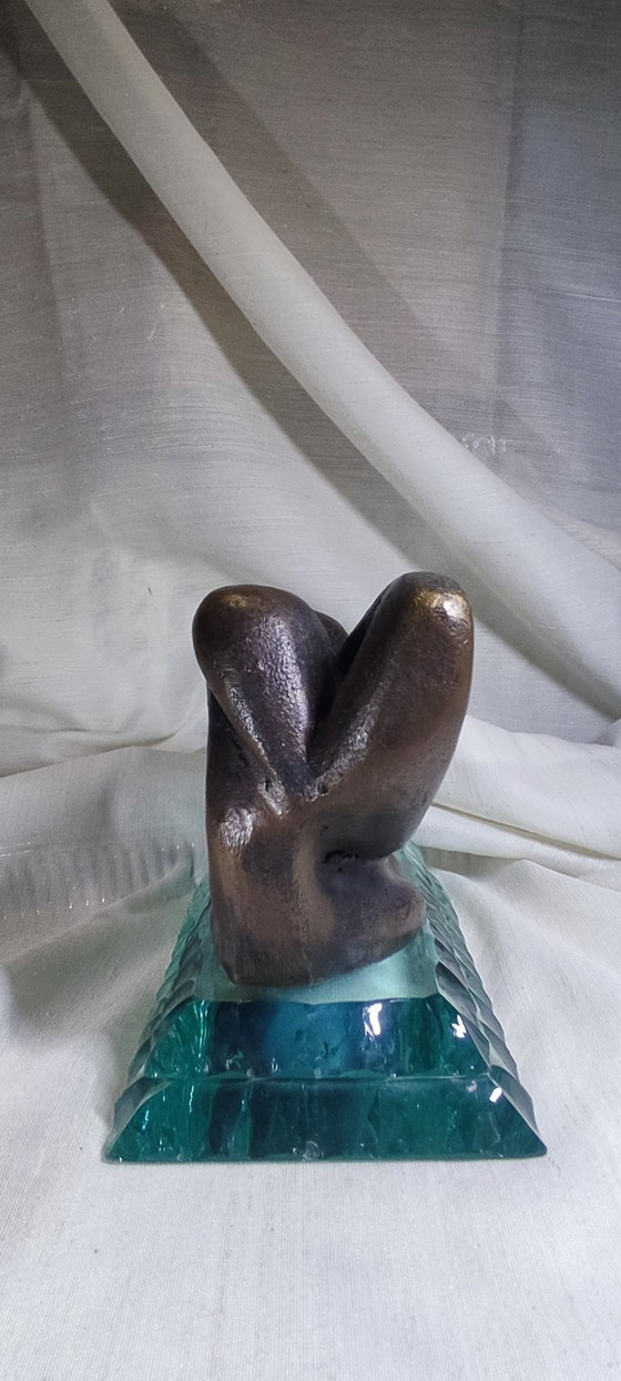 Image 1 of Escultura abstracta de bronce sobre base de vidrio sólido