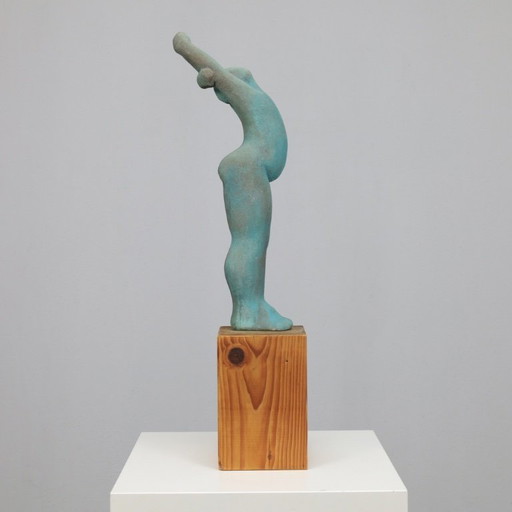 Scultura figurativa femminile di Francine Govers, anni '90