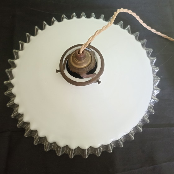Splendido e raro set di 3 autentici paralumi francesi in opale con bordo dentellato (collerette) modellato a (photo 4 of 9)
