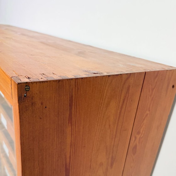 Armadio di Smistamento Tedesco Vintage / Credenza con 24 Cassetti – Pino Massiccio – Credenze, Legno, Ferro (photo 13 of 13)