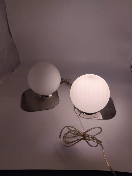 1 set di 2 lampade da tavolo Philips con sfera opalina e cromo anni '90