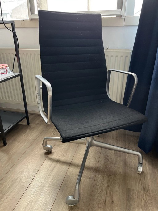 Vitra Eames EA117 - Vintage, geen 5, maar 4 poot – draaistoelen, Aluminium