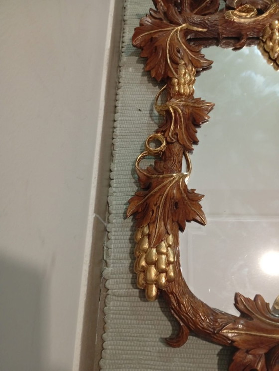 Image 1 of Belangrijke en spectaculair gebeeldhouwde wijnkelderspiegel