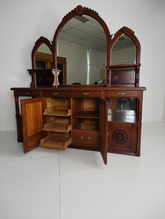Image 1 of Zeldzaam 19e-eeuws Engels Arts & Crafts eiken sideboard van Pratt & Prince – met ingelegd zonnebloemmotief