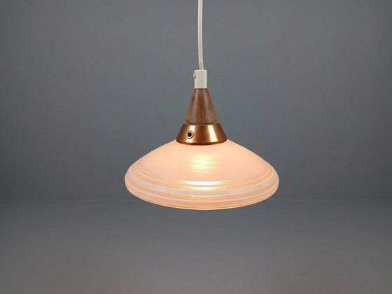 Lampadario scandinavo di metà secolo in teak, rame e vetro opalino, anni '60. – Lampade a sospensione, Glass (photo 5 of 5)
