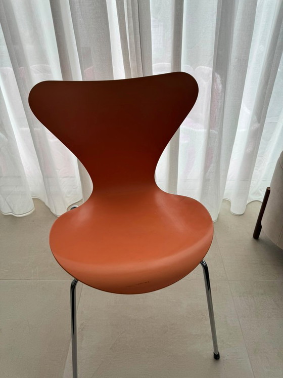 Image 1 of Sedia Fritz Hansen Serie 7 arancione – Arne Jacobsen
