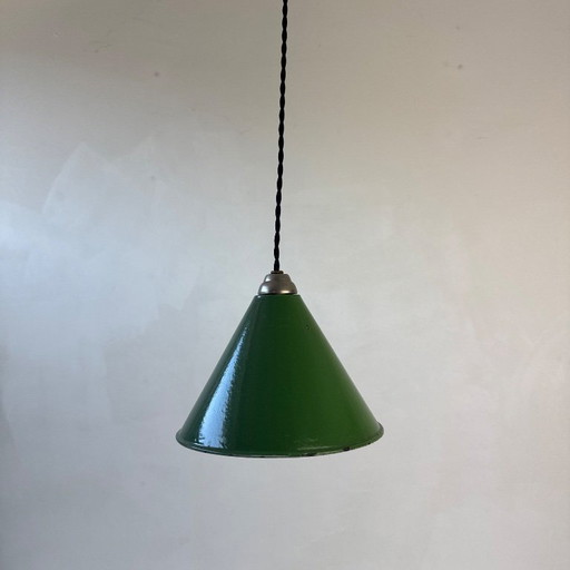 ANCIENNE SUSPENSION D’ATELIER EMAILLEE VERTE CONIQUE