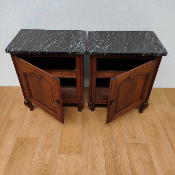 Image 1 of Tavolini da comodino vintage e antichi con piano in marmo