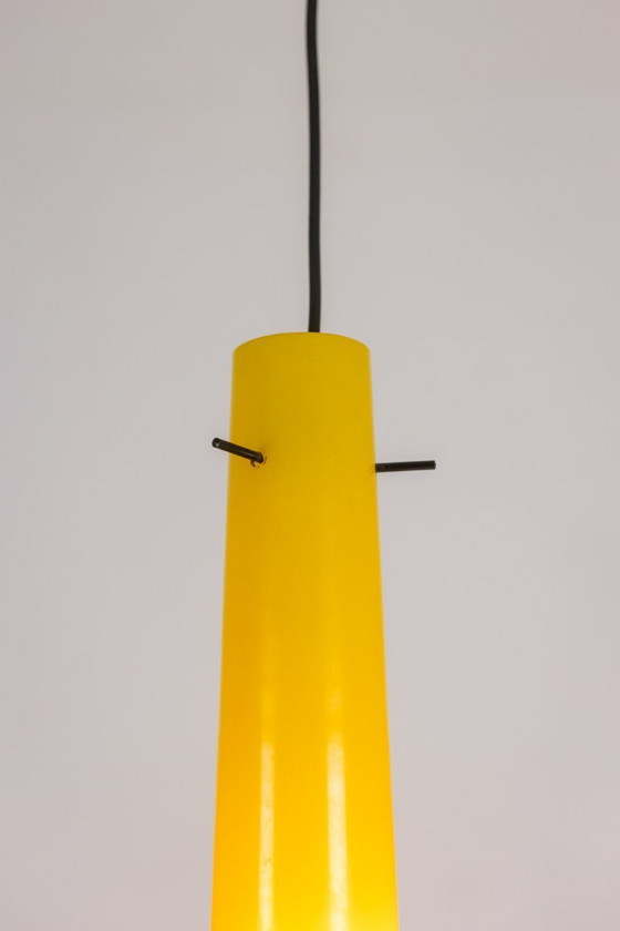 Image 1 of Paire de suspensions en verre bicolore jaune et blanc. Années 1960