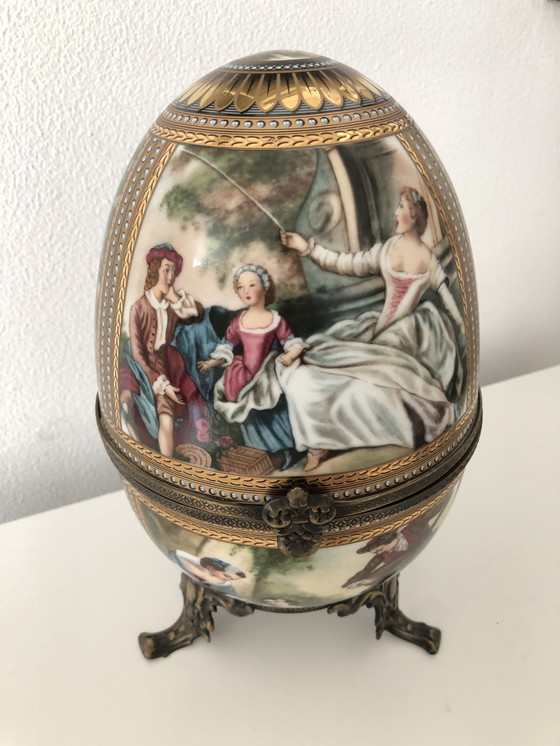 Image 1 of Großes Limoges-Ei mit Fuß und Messingbeschlägen