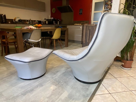 Image 1 of Mantis draaibare loungestoel met leren voetenbank van Gerard Van Den Berg, vintage jaren 70.