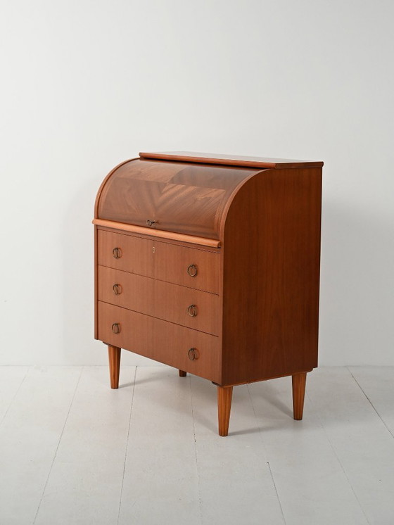 Image 1 of Secrétaire scandinavo con gambe tornite decorate