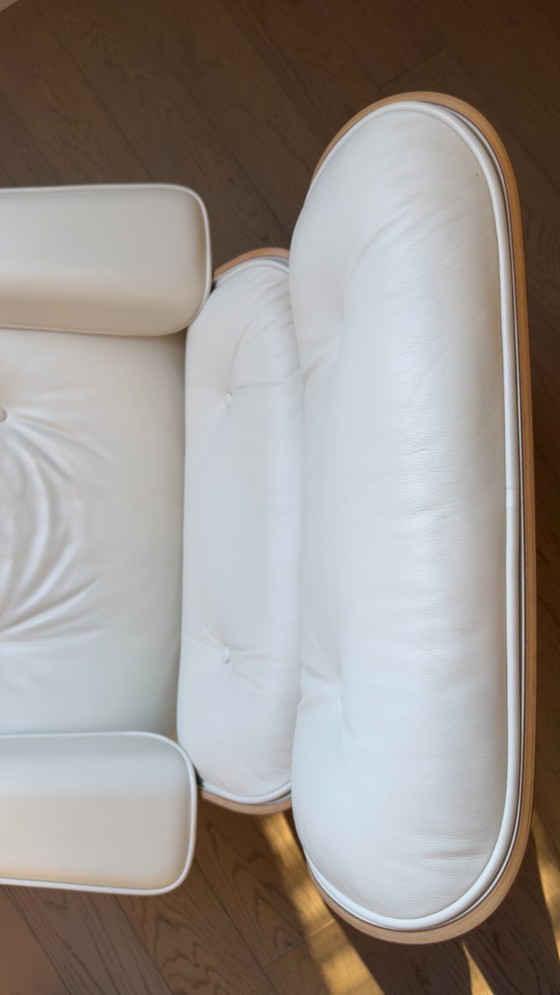 Fauteuil et repose-pieds Vitra Eames en noyer et cuir blanc – Chaises & fauteuils, Leather, Metal (photo 16 of 18)