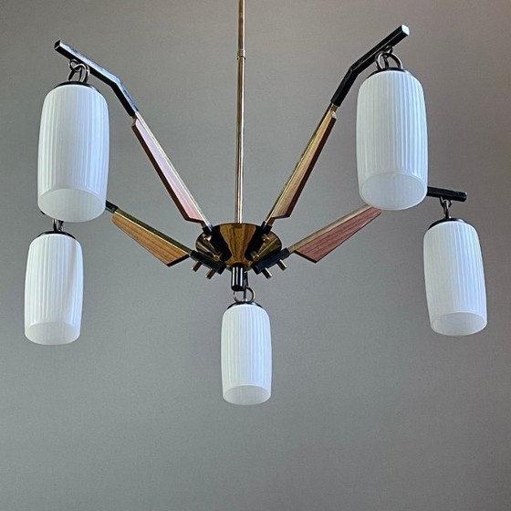 Image 1 of Vintage Italiaanse vijf-lichts kroonluchter uit 1950 in messing, hout en opaline glazen lampenkappen.