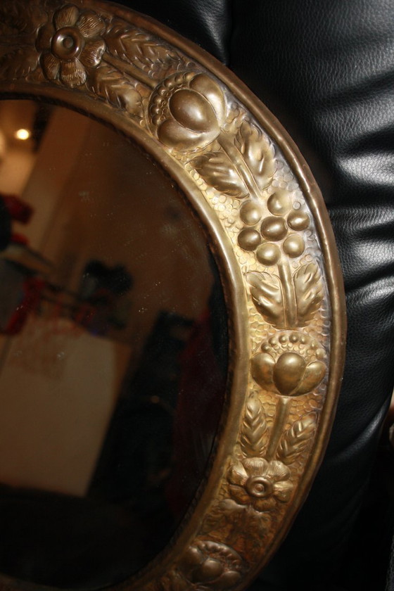 Image 1 of 🪞 Antieke ovale koperen spiegel – handgemaakt, zwaar en decoratief