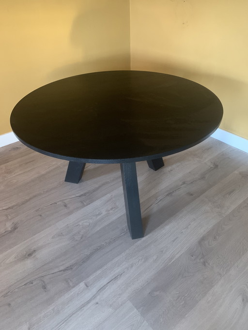 Runder Esstisch aus schwarzer Eiche – Modell Rhonda – mit fünf taupefarbenen Esszimmerstühlen