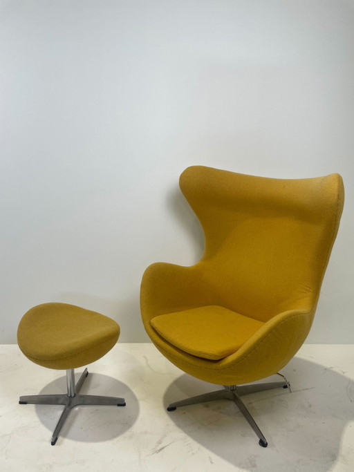 Fauteuil design vintage avec pouf