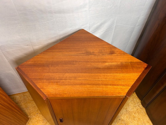 Image 1 of Par de gabinetes de esquina de teca retro vintage de mediados de siglo: diseño danés de los años 60 Un par de gabinetes de esqui