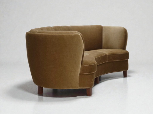 Canapé danois 3 places « banane » des années 1960, revêtement d'origine en velours vert olive.