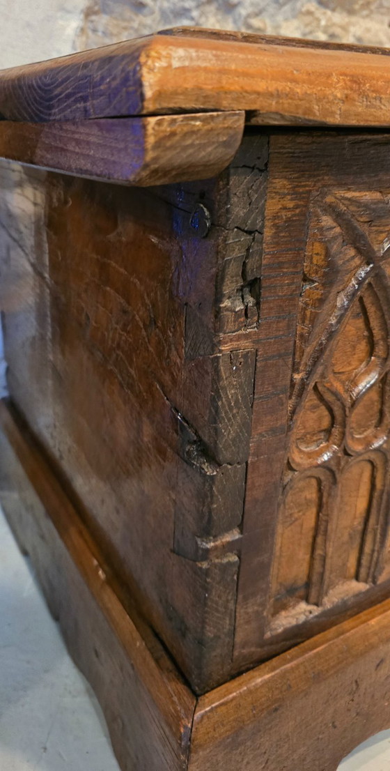 Image 1 of 18e-eeuwse massief eikenhouten gotische kist, Frankrijk